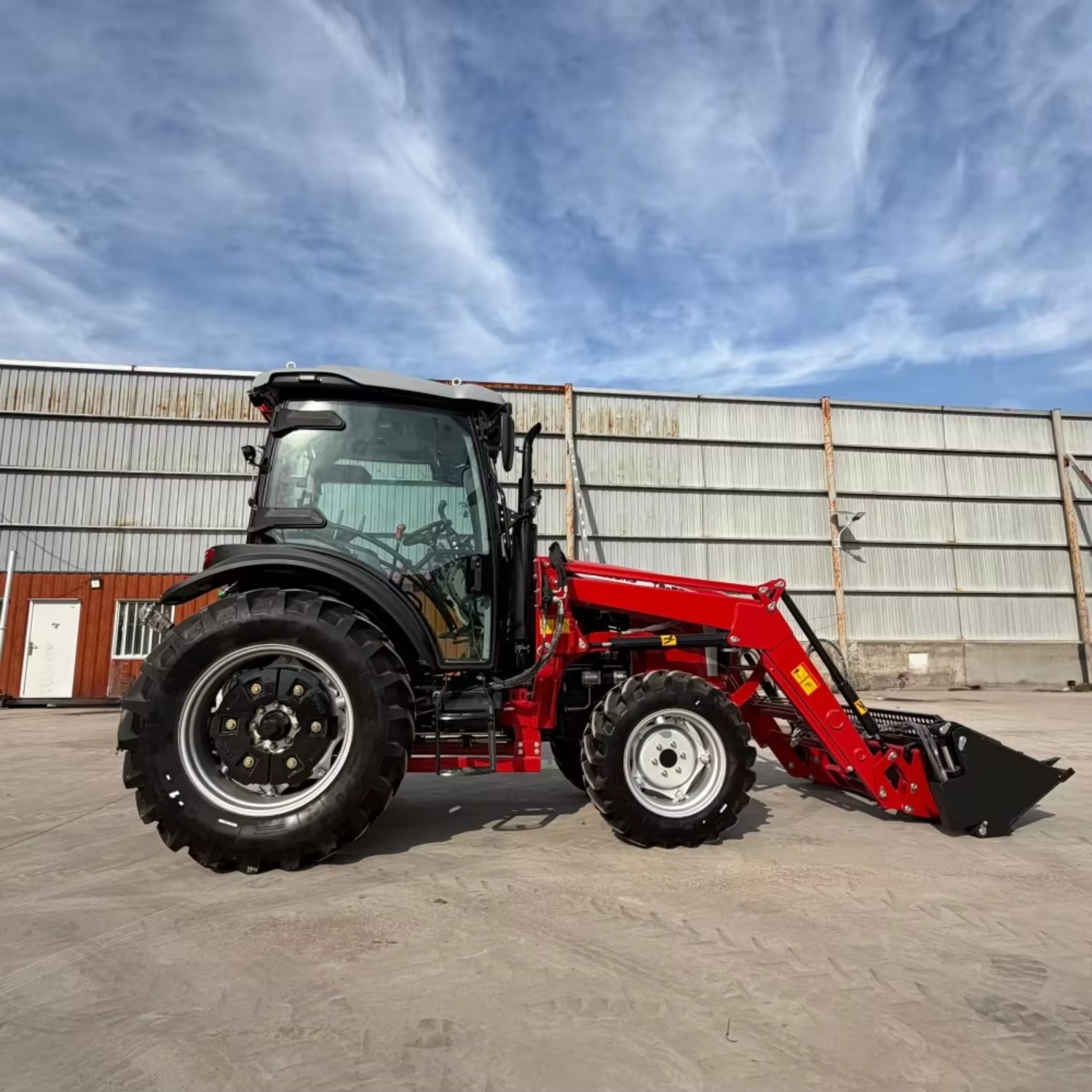 90HP 4WD Wheel Farm Tractor Front End Loader Enclosed Air Cabin Multi Implement Compatible Motor High Productivity