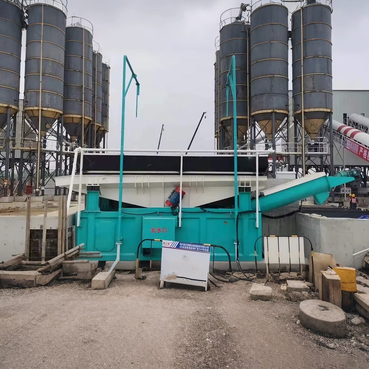 Automatic Large Capacity Vibrating Concrete Recycling Sand Stone Separator Washer for Construction Waste