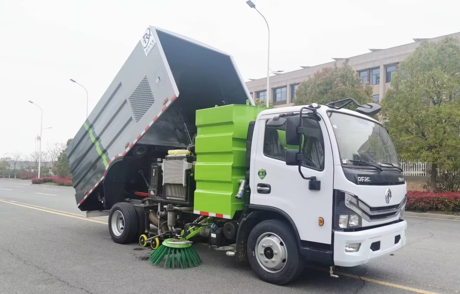 Factory Price Dongfeng Road Sweeper Truck for Street Cleaning 4x2 High-pressure Dust Control Washer Truck