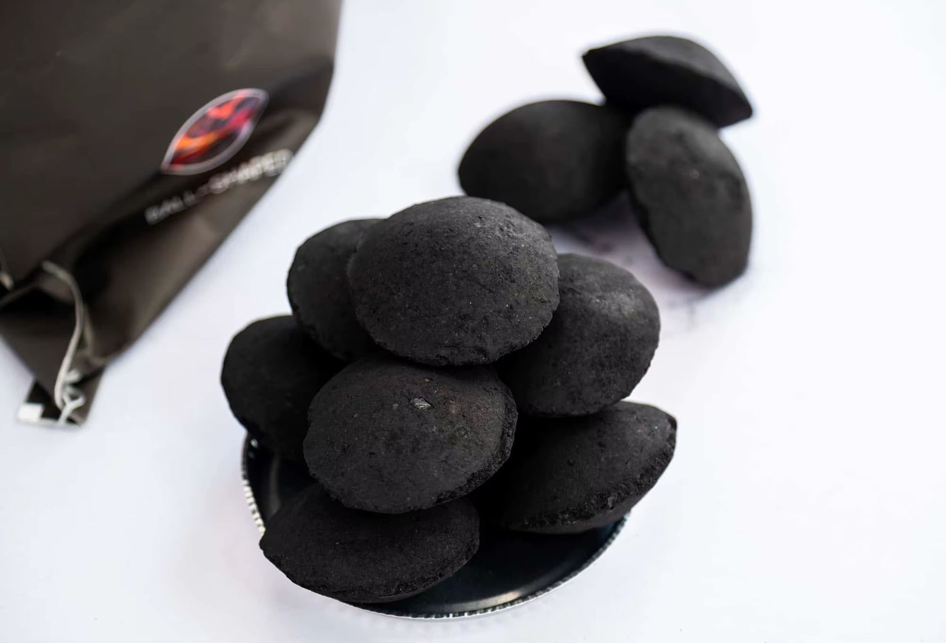 Bamboo Charcoal Balls Briquettes Machine-Made for Charcoal Grills Made Sawdust Powder High Fixed Carbon High Heat Value Low