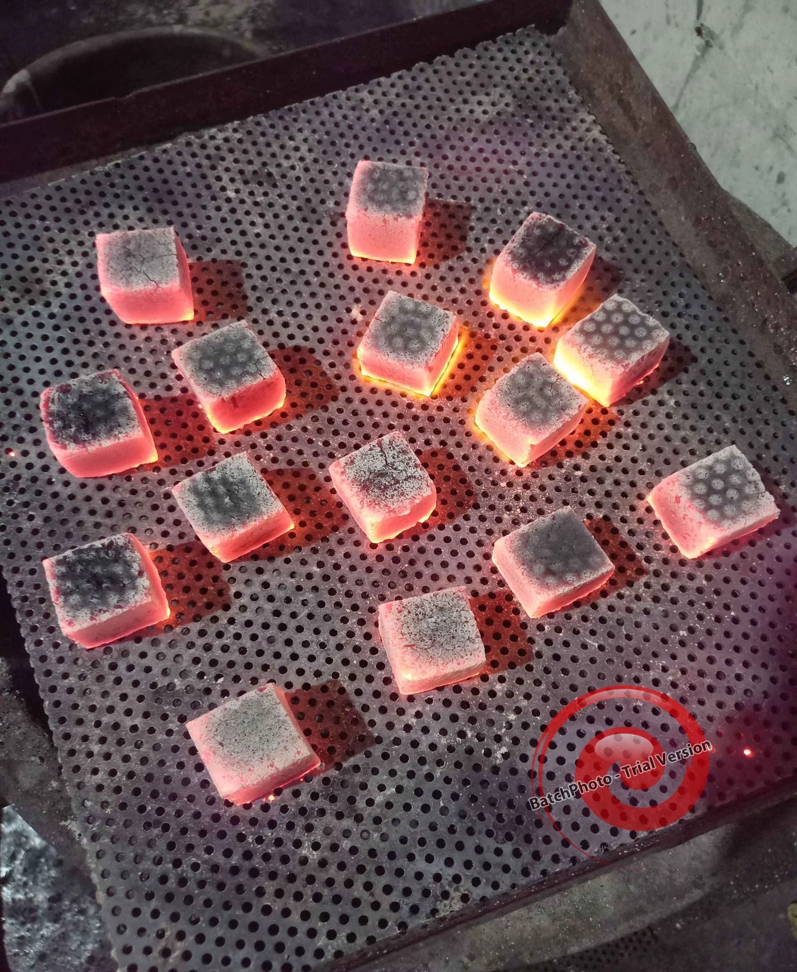 Cube design briquettes uplift the flavorful quality of this lavish shisha encounter.