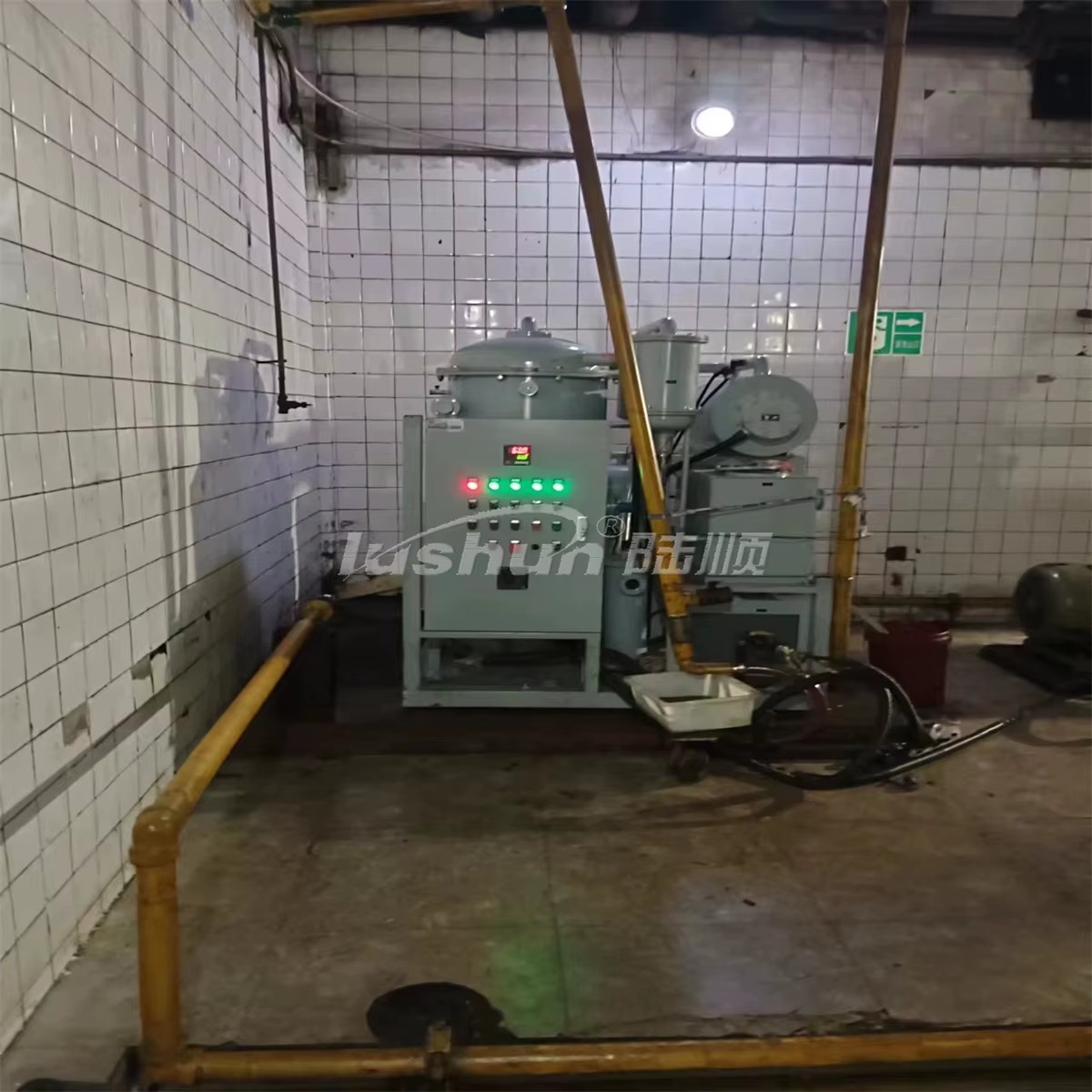 Lubricating Oil Vacuum Filter Using Three-dimensional Evaporation Technology and Multi-level Oil-water Separation Technology