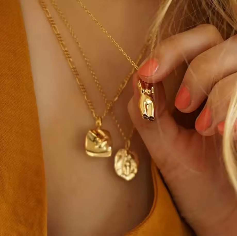 Wholesale 18k Gold Plated Personalized Female Body Art Jewelry Women Creative Abstract Face Human Body Pendant Necklace