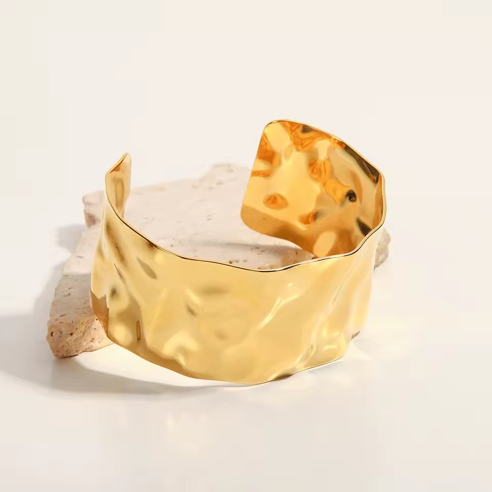 Wholesale Custom 18K Gold Plated Exaggerated Hammer Pattern Wide Stainless Steel Bangles for Women
