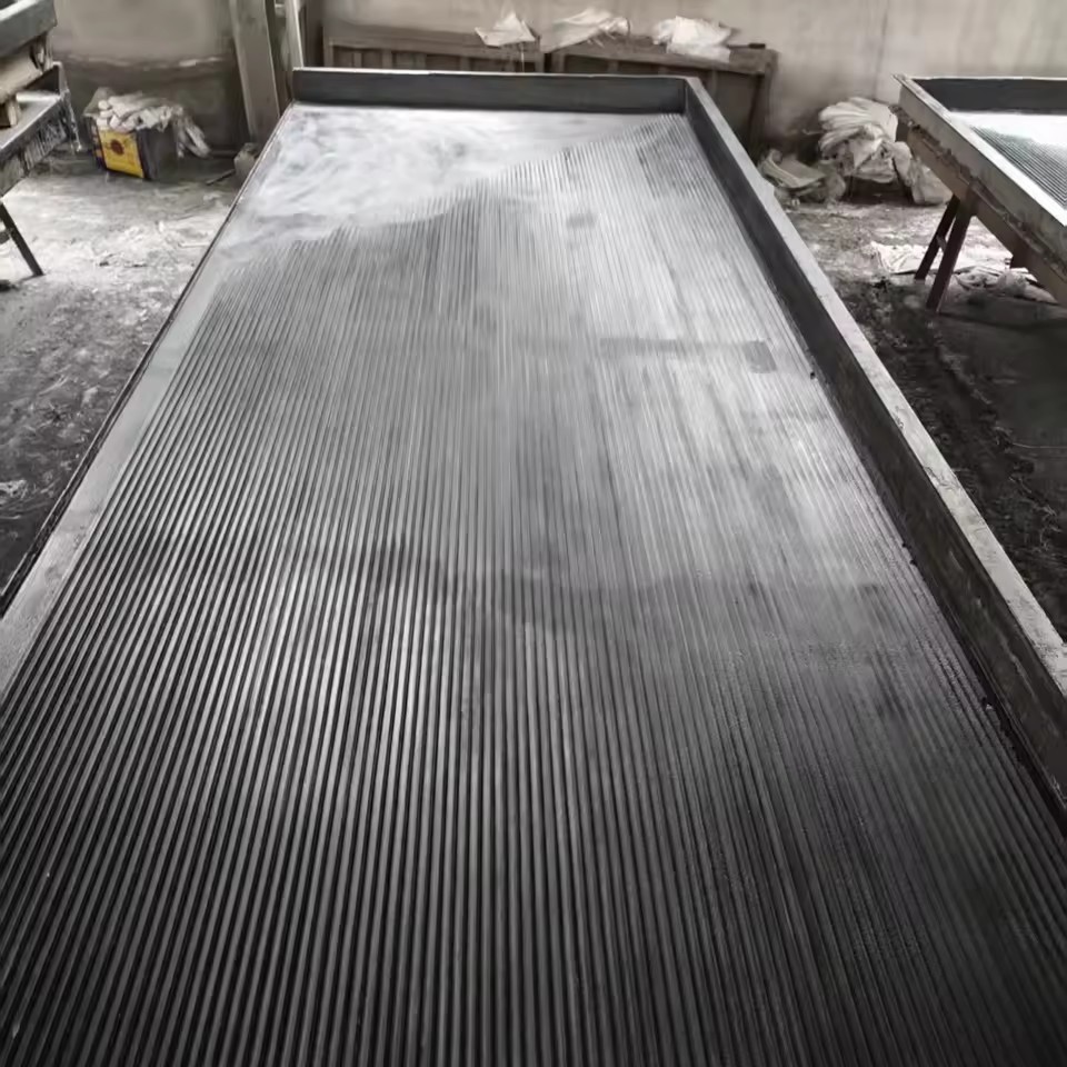 OEM Gold Shaking Table Mining Equipment Gravity Concentrating Table for Fine Gold Recovery