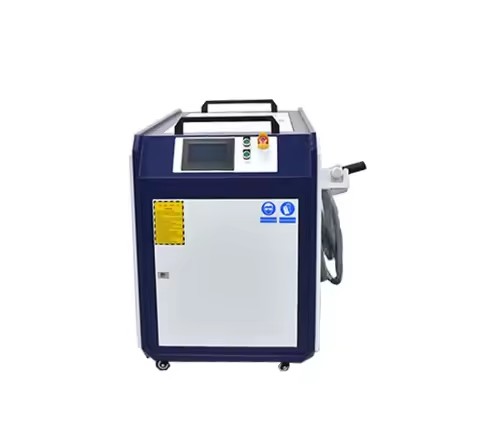Pipeline Construction Handheld Laser Unit Having 6000W Core Cleans Short Pipe Fitting Rust Prior to Pipeline Welding Assembly